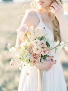 sposa moderna con bouquet rosa
