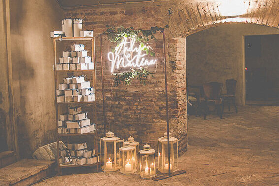 wedding neon sign, insegna neon matrimonio allestimento bomboniere, angolo bomboniere, elegant wedding reception, elegant wedding welcome, benvenuto elegante