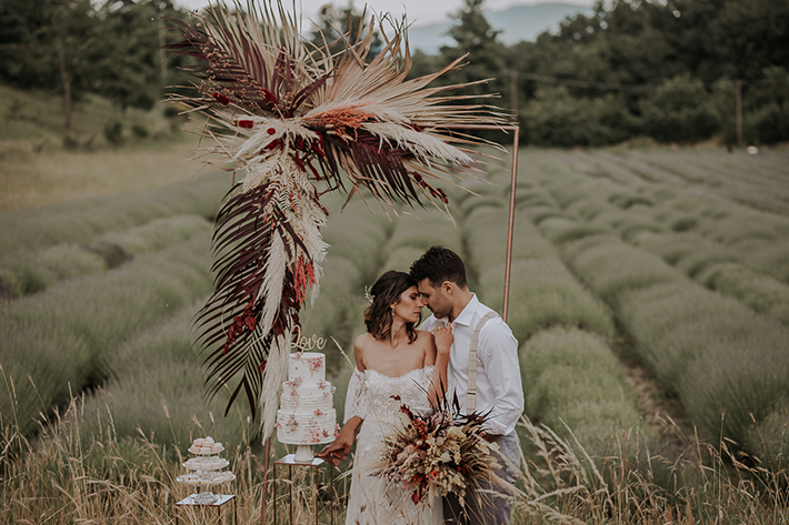 wedding backdrop, wedding cutting cake backdrop, backdrop taglio torta, matrimonio campo lavanda, matrimonio lavanda, matrimonio boho chic, matrimonio fiore secco